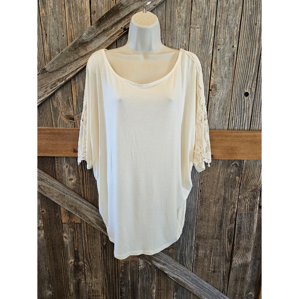 Umgee botique size small cream batwing sleeve lace accent EUC ^
